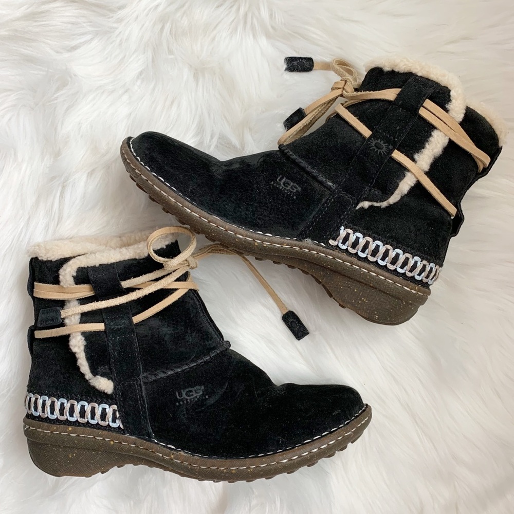 UGG • Cove Sherpa Lined Ankle Bootie • Black •Sz 7